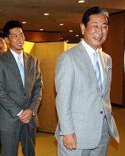 虎仙会の会場に入る前、笑顔を見せる星野SDと矢野(撮影・築山幸雄)