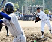 三浦（左）とともに少年選手と対戦する山本昌（撮影・河南真一）