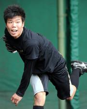 ブルペンに入り、力強い投球を見せた藤原（撮影・河南真一）