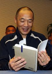 放置してあった山内の手帳に笑顔の落合監督（撮影・清水貴仁）