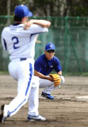 荒木（左）の守備練習を二塁ベースの横で見る井端（撮影・清水貴仁）