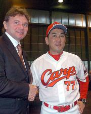 FC琉球トルシエ総監督(左)と握手を交わす野村監督(撮影・倉掛優一)