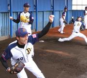 投球練習を行う(左手前から)中山、木佐貫、金子ら(撮影・岡潤一)