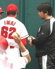 琉球村を訪れ、琉球衣装を着た川口（右）。左は今村（撮影・倉掛優一）