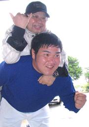 激励に訪れたタレント高木ブーを背負う中田亮（撮影・村野森）
