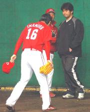 野茂臨時コーチ(右)に一礼する今村(撮影・倉掛優一)