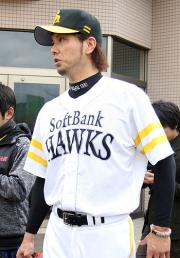 ブルペン投球を終え移動する新垣(撮影・藤尾明華)