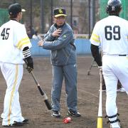 李杜軒（左）と井手（右）に打撃指導をする王会長（撮影・藤尾明華）