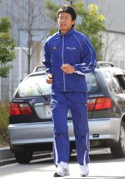 ナゴヤ球場の外周をランニングする松井佑(撮影・桜井希望)