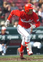 プロアマ交流戦の8回、中前適時打を放つ庄司(撮影・倉掛優一)
