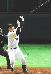 7回裏、李は本塁打を放ち、高々とバットを放り投げる(撮影・松本俊)