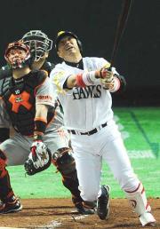 6回、右飛に倒れる小久保。この日も無安打に終わった(撮影・松本俊)