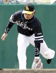 3回2死二塁、天谷の左前打を取り損ねる左翼手松田