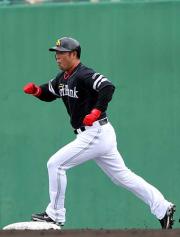 二塁打を放った松中は一塁を蹴って必死に二塁へ向かう(撮影・藤尾明華)