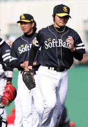 ６回裏１死一、三塁、11安打９失点で降板する杉内（撮影・藤尾明華）