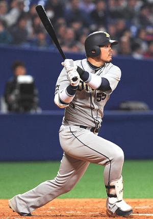 9回、右越え本塁打を放つオリックスのT-岡田(撮影・桜井希望)