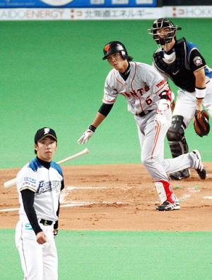 7回、斎藤(手前)に中飛に仕留められる坂本(撮影・狩俣裕三)