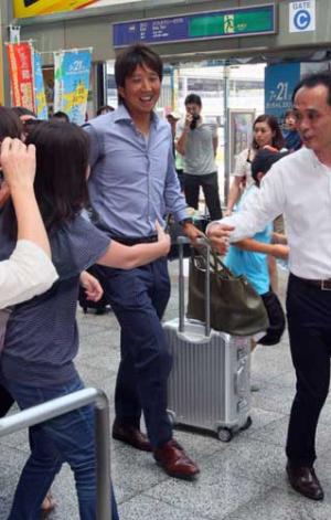 松山空港からファンに囲まれ笑顔で盛岡に移動する藤川（撮影・宮崎幸一）