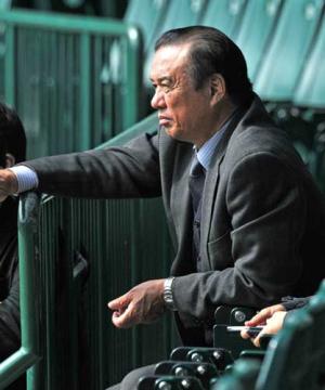甲子園球場で練習を見守る阪神中村ＧＭ（撮影・河南真一）