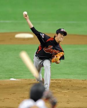０９年１１月、プロ選抜対大学日本代表で力投する前田健