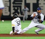 １回裏、二盗を決める川崎。野手カスティーヨ（撮影・藤尾明華)