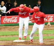 本塁打した前田智（中央）は石原とぶつかりそうになる（撮影・上田博志）