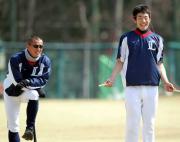石井貴コーチ(左)が見守るなか、縄跳びする雄星(撮影・沢野健太)