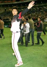 3連勝を飾ったロッテのルーキー唐川は、ファンの声援に手を振って応える