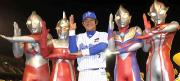 応援に駆け付けたウルトラ兄弟とポーズをとる仁志(中央)