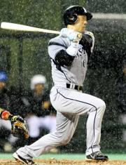 雨を突いて金本が右中間に通算４００本塁打となる２点本塁打を放つ