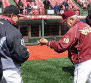 野村監督(右)はバレンタイン監督に、ロッテから貯金するよのポーズ