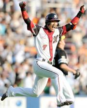 サヨナラ打を放ち飛びはねながら一塁へ向かう西岡（撮影・栗山尚久）