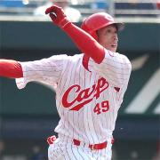 ４回裏、天谷が右越えに１号２点本塁打を放つ（撮影・倉掛優一）