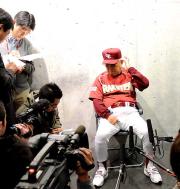 試合後、報道陣の質問に答える野村監督(撮影・為田聡史)