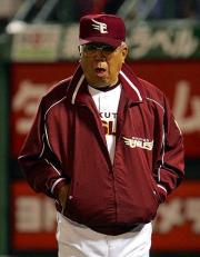 延長10回楽天1死二塁、代打山下を告げるとせき込む野村監督