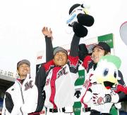 お立ち台で喜ぶロッテの３選手。左から渡辺俊、細谷、根元