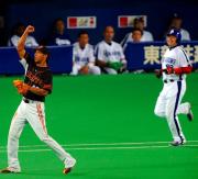 ９回裏中日２死、中村紀（右）を打ち取り、ガッツポーズをするクルーン
