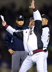 今江の二飛がインフィールドフライとなり猛抗議するバレンタイン監督