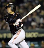 6回表巨人1死一、三塁、左前適時打を放つ坂本