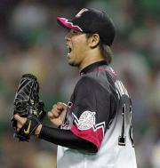 完封勝利を飾った清水はガッツポーズ