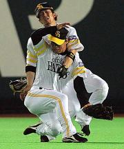 3回表ロッテ1死二塁、大塚の飛球を追った長谷川(手前)と多村が激突