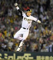 新井はサヨナラ本塁打を放ち、ベンチに向かってガッツポーズ