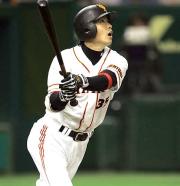 ７回裏巨人２死二塁、右中間に逆転の２点本塁打を放つ亀井