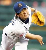 鬼気迫る表情で投げるオリックス小松（共同）