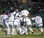 サヨナラ打を放った石井義(中央下)のもとに駆け寄り祝福する西武ナイン