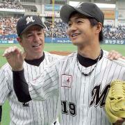 初完投勝利を挙げた唐川はバレンタイン監督の出迎えに笑顔を見せる