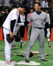 試合前、前日の死球を与えた金本(右)に頭を下げる木佐貫