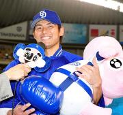 今季２勝目をあげた川上はお立ち台で満面の笑み