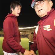 5勝目を挙げた岩隈(左)は野村監督と握手を交わす(撮影・蔦林史峰)