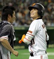 1回裏巨人1死、ソロ本塁打を放ち笑顔の坂本。左は野間口